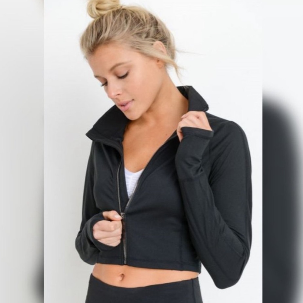 Zip-up crop active jacket with thumb holes ⭐️